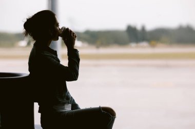 uçuş uçağı bekleyen kadın silueti.