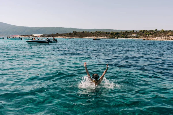 Mujer usando una máscara de snorkel mientras nada — Foto de Stock