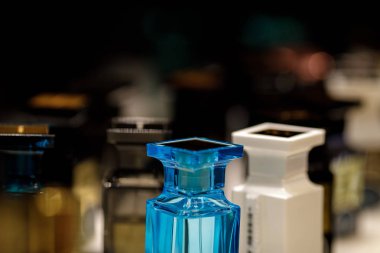 Parfüm şişeleri. Erkek ve kadın için koku.