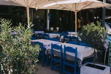 Yunanistan'da Yunan tavernasında masaları olan sandalyeler