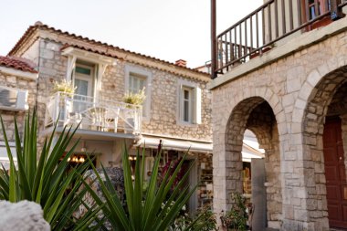 Yunanistan'da antik şehir. ön planda yeşil yapraklar