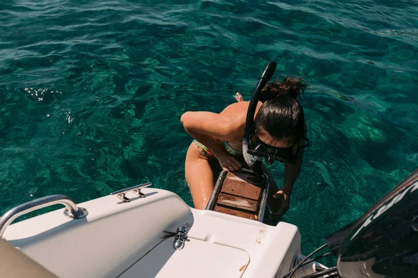 Mujer usando una máscara de snorkel y sube escaleras en barco — Foto de Stock