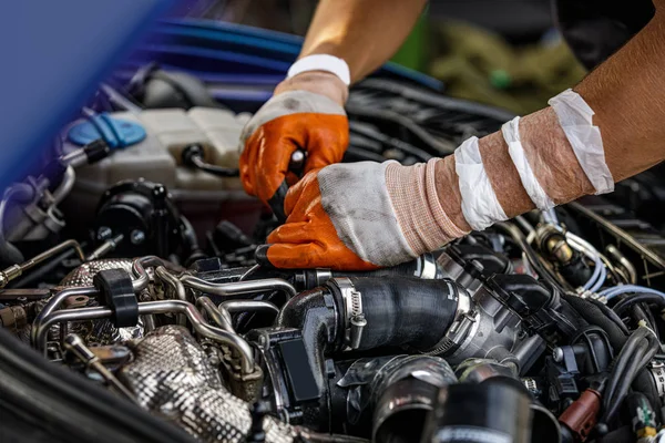 Kfz-Mechaniker repariert einen Automotor. — Stockfoto