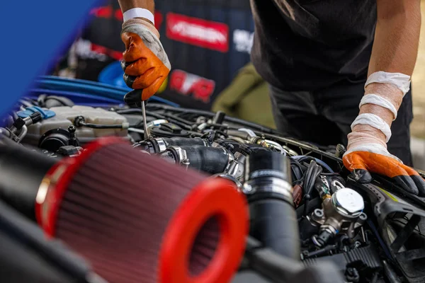 Mécanicien automobile réparer un moteur de voiture . — Photo