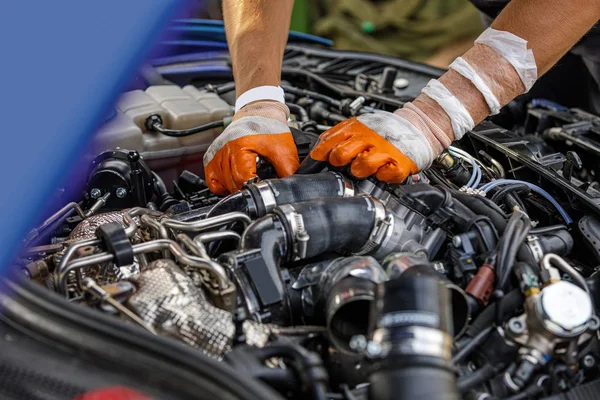 Automóvel mecânico de reparação de um motor de carro . — Fotografia de Stock