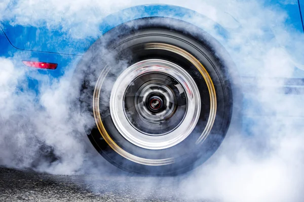 Sürüklenen araba. Drag yarış arabası