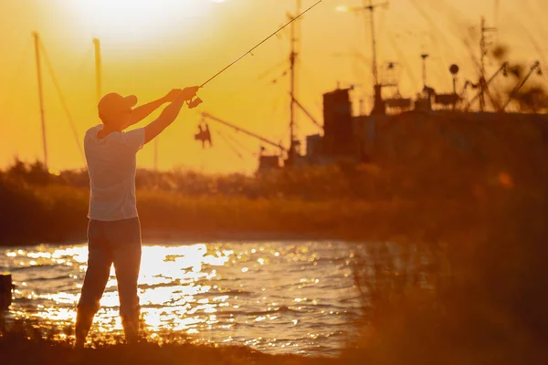 Jonge man vissen op zee — Stockfoto