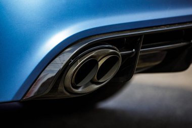 araba çift egzoz borusu