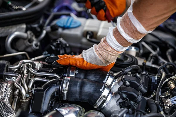 Mecánico de automóvil reparando un motor de coche . — Foto de Stock