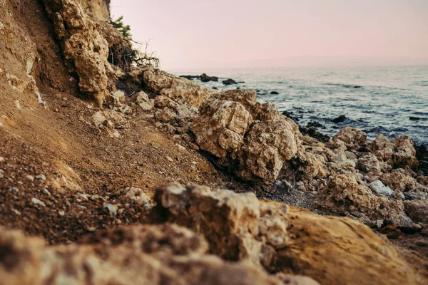 Playa de arena y mar al atardecer — Foto de Stock