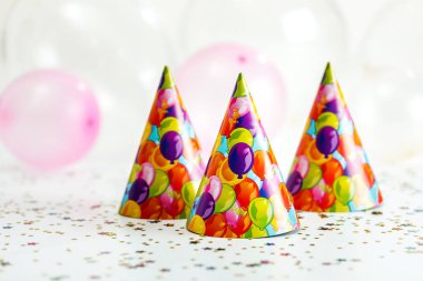 Konfeti ve parti şapkası. Boşluğu kopyala