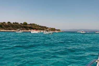 Sithonia, Yunanistan - 29 Ağustos 2019: Mavi lagün turkuaz koy ve Diaporos paradise adasındaplajlar