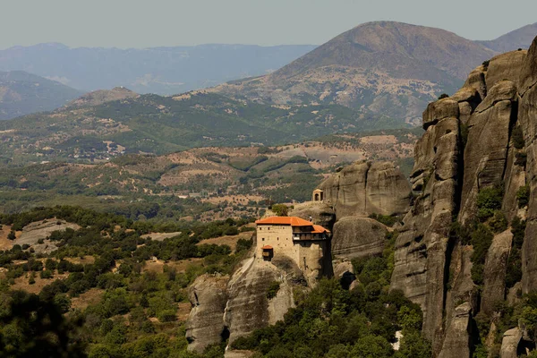 Landschap met kloosters in Meteora (stad). — Stockfoto