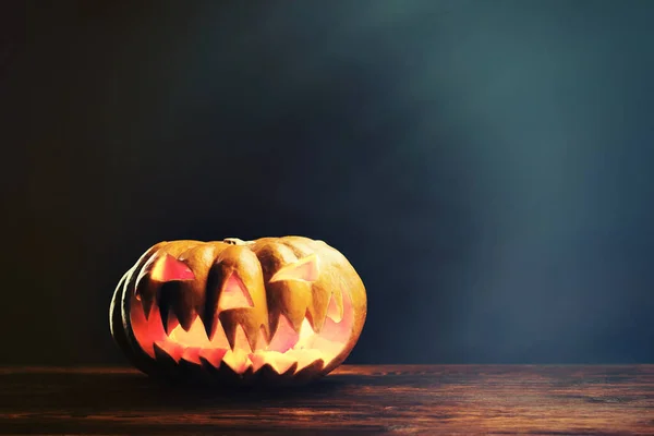 Calabazas de Halloween en la noche profunda de miedo —  Fotos de Stock
