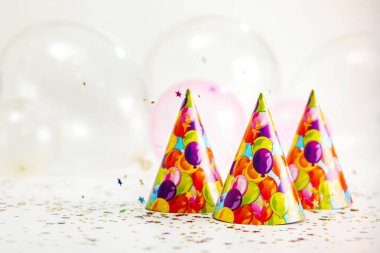 Konfeti ve parti şapkası. Boşluğu kopyala
