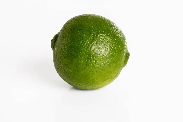 Lime fraîche isolée sur blanc — Photo