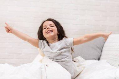 küçük çocuk uykudan uyanıyor.