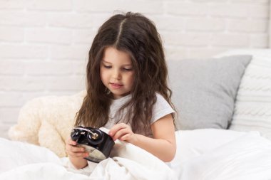 Saat ile pijama küçük kız