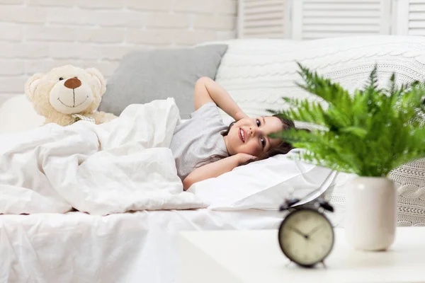 Niña despierta del sueño. . — Foto de Stock