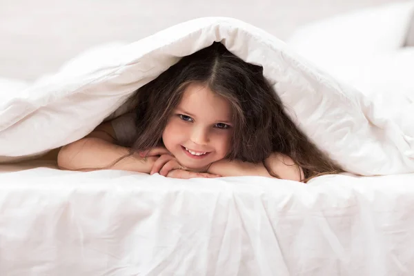 Счастливое утро ребенка в постели . — стоковое фото