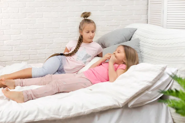 Dos niñas juegan en el dormitorio —  Fotos de Stock