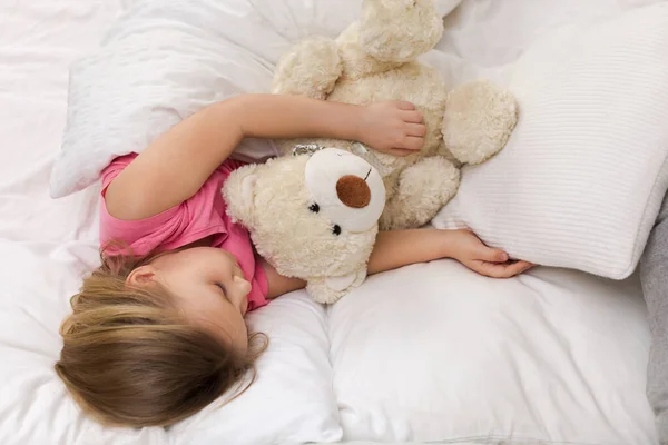 Schattige kleine kind meisje slapen met teddybeer — Stockfoto