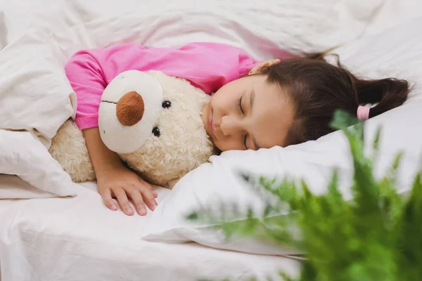 Aranyos kis gyermek lány alszik mackó — Stock Fotó