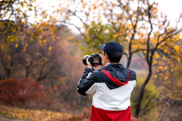 Fotograf tar foto av familjen i parken — Stockfoto