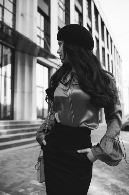 Eski moda giyinmiş güzel esmer kadın.