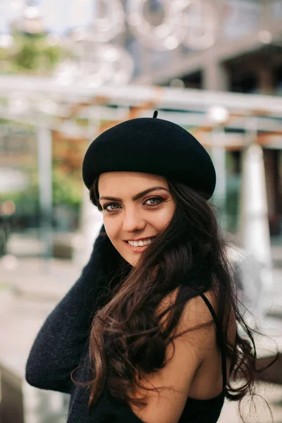 Mujer vestida en estilo retro caminando por la ciudad . — Foto de Stock