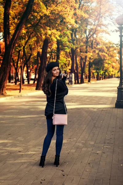 Mujer sosteniendo cámara retro y tomando fotos — Foto de Stock