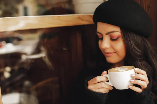 Mujer en sombrero con taza de café — Foto de Stock