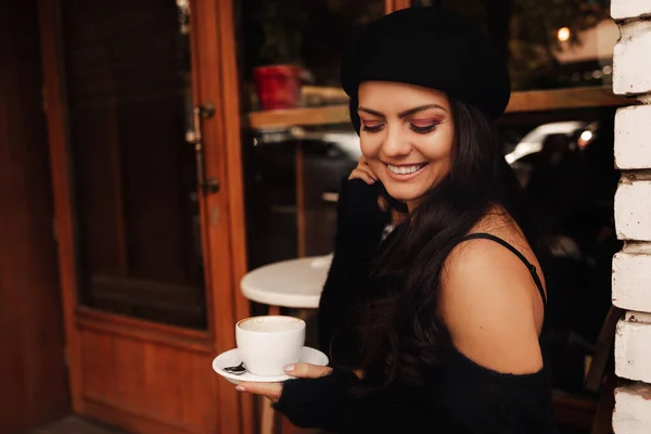 Mujer en sombrero con taza de café — Foto de Stock