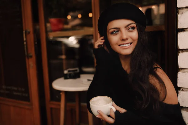 Donna in cappello con tazza di caffè — Foto Stock