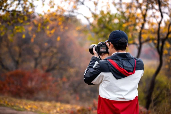 Fotograf tar foto av familjen i parken — Stockfoto