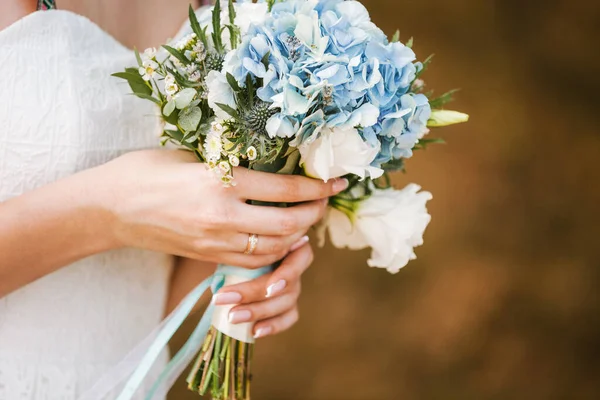 Bouquet da sposa in mani da sposa — Foto Stock