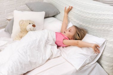 küçük çocuk uykudan uyanıyor.