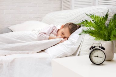 Sevimli küçük çocuk kız oyuncak ayı ile uyku