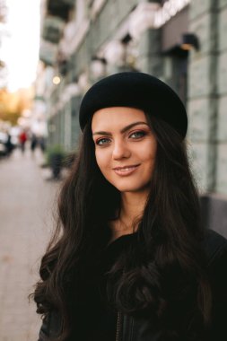 Eski tarz giyinmiş bir kadın şehirde dolaşıyor..