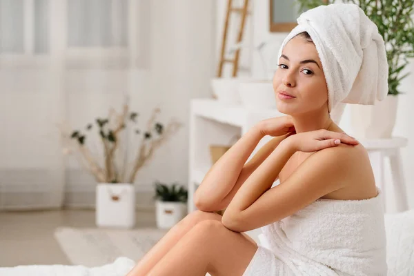 Belle jeune femme avec serviette de bain — Photo