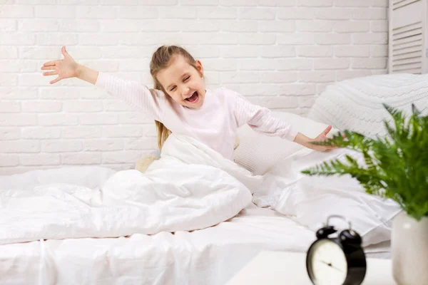 Kleine kind meisje wakker uit slaap. — Stockfoto