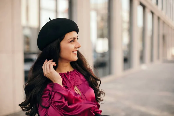 Bella donna bruna vestita in stile retrò — Foto Stock