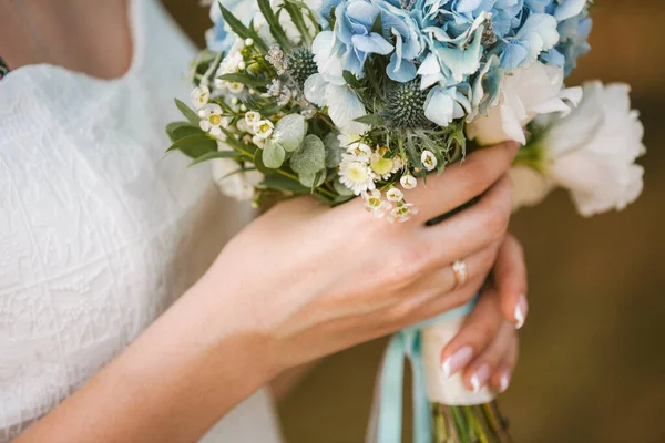 Bouquet da sposa in mani da sposa — Foto Stock