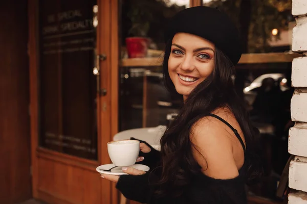 Mujer en sombrero con taza de café — Foto de Stock