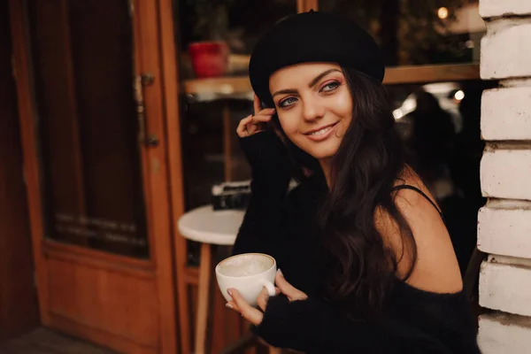 Mujer en sombrero con taza de café — Foto de Stock