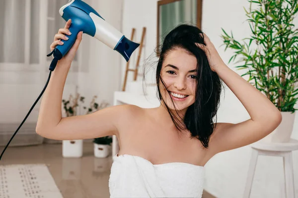Mujer joven en toalla de baño secado cabello — Foto de Stock