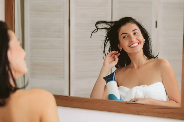 Jovem mulher em toalha de banho secagem cabelo — Fotografia de Stock