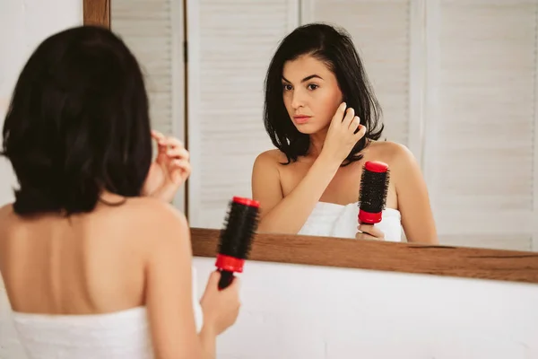Fogmosás az egészséges haj a tükör előtt, fiatal nő — Stock Fotó