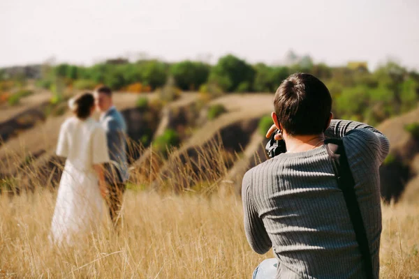 Ślub fotograf wykonuje zdjęcia panny młodej i pana młodego — Zdjęcie stockowe