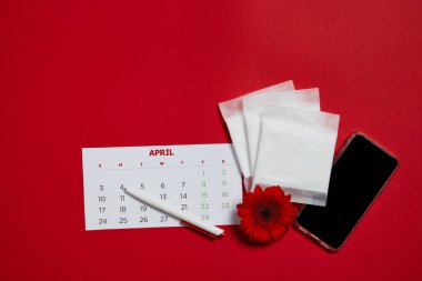 Adet pedleri ve kırmızı çiçek